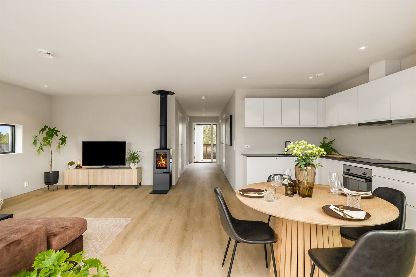 Med de store rommene, gode vindusflater og god takhøyde får du en god romfølelse her Galleribilde