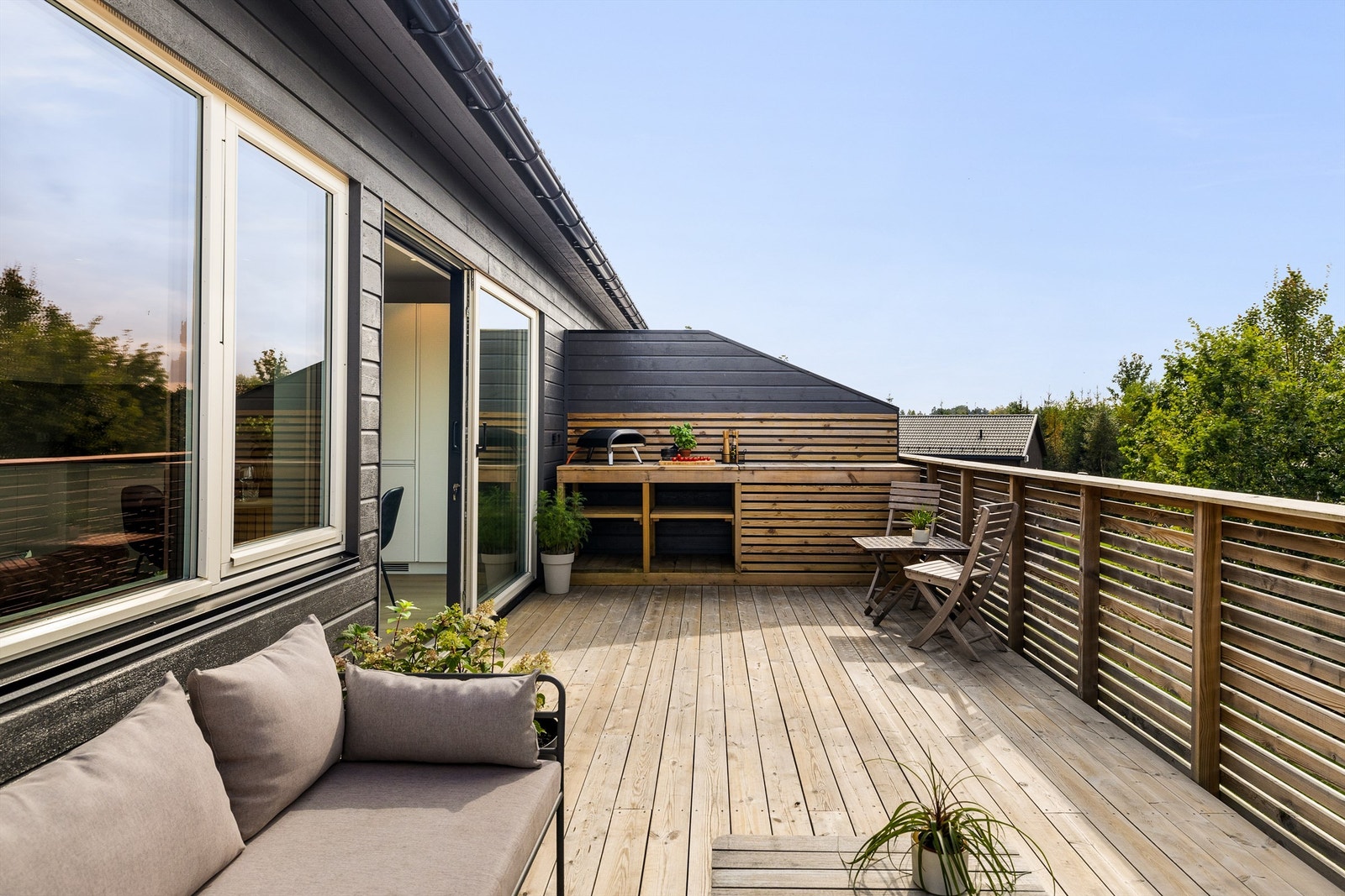 Nyt solen hele sommeren på balkongen Galleribilde