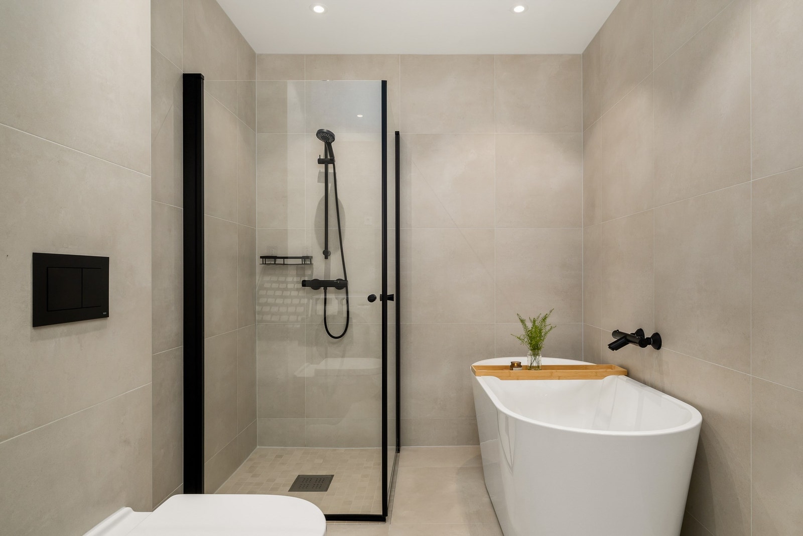 Moderne flisvalg, downlights i tak og varmekabler i gulv Galleribilde