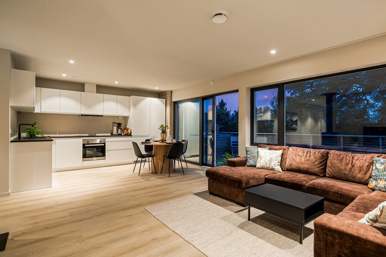 Stue/kjøkken ligger i åpen løsning som gjør dette til et meget sosialt rom Galleribilde