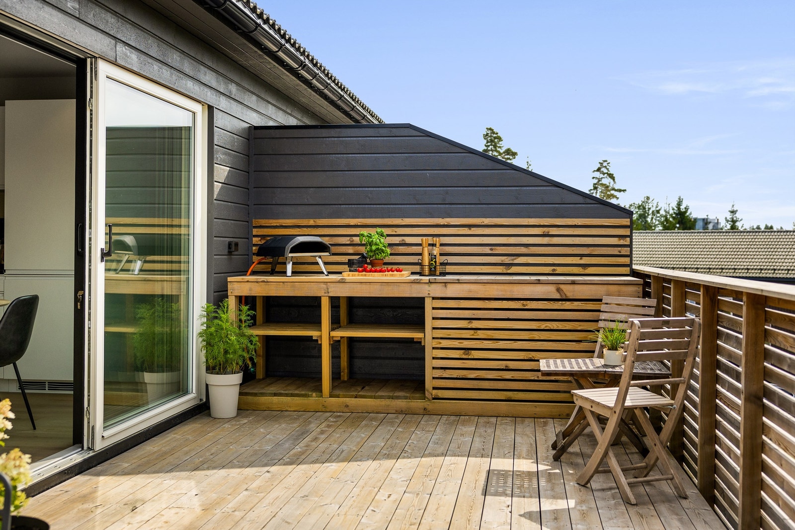 Disk opp med friske sommerretter på tilpasset utekjøkken Galleribilde