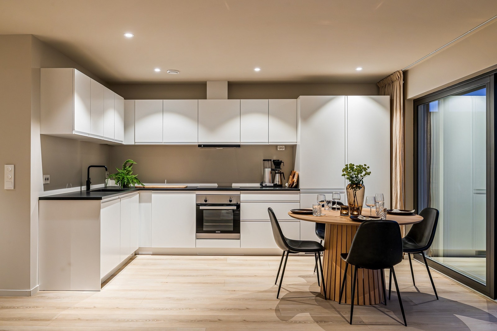 Et lyst, lekkert og innholdsrikt kjøkken Galleribilde