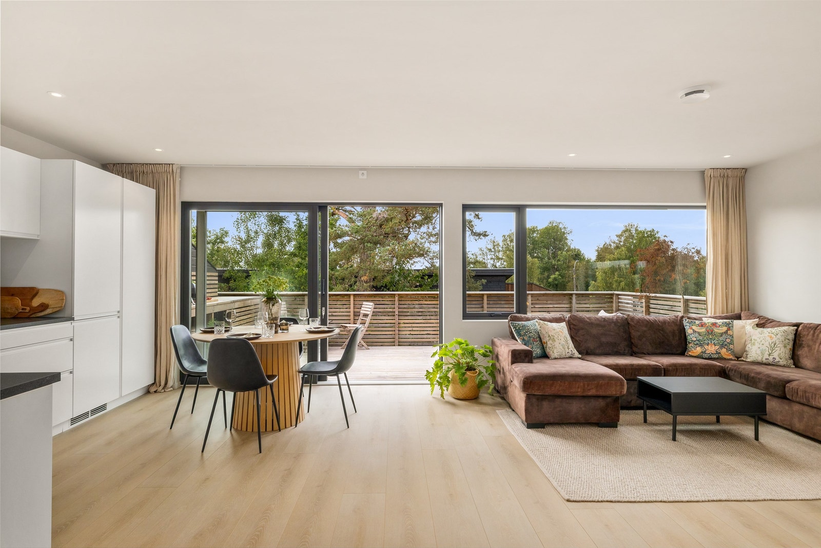 De deilige store vindusflatene får godt med lys inn i leiligheten Galleribilde