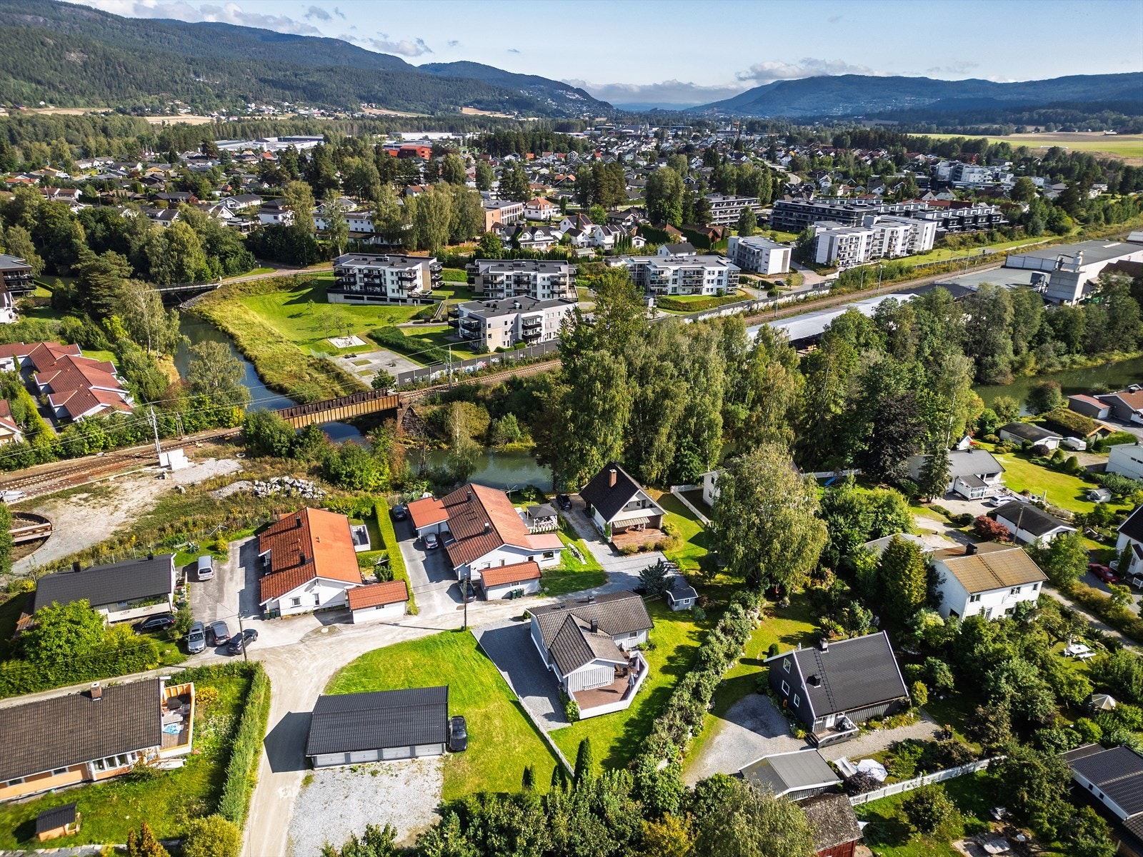 Skoler, idrettsanlegg, svømmehall og flotte turområder langs Drammenselva finnes også like i nærheten. Galleribilde