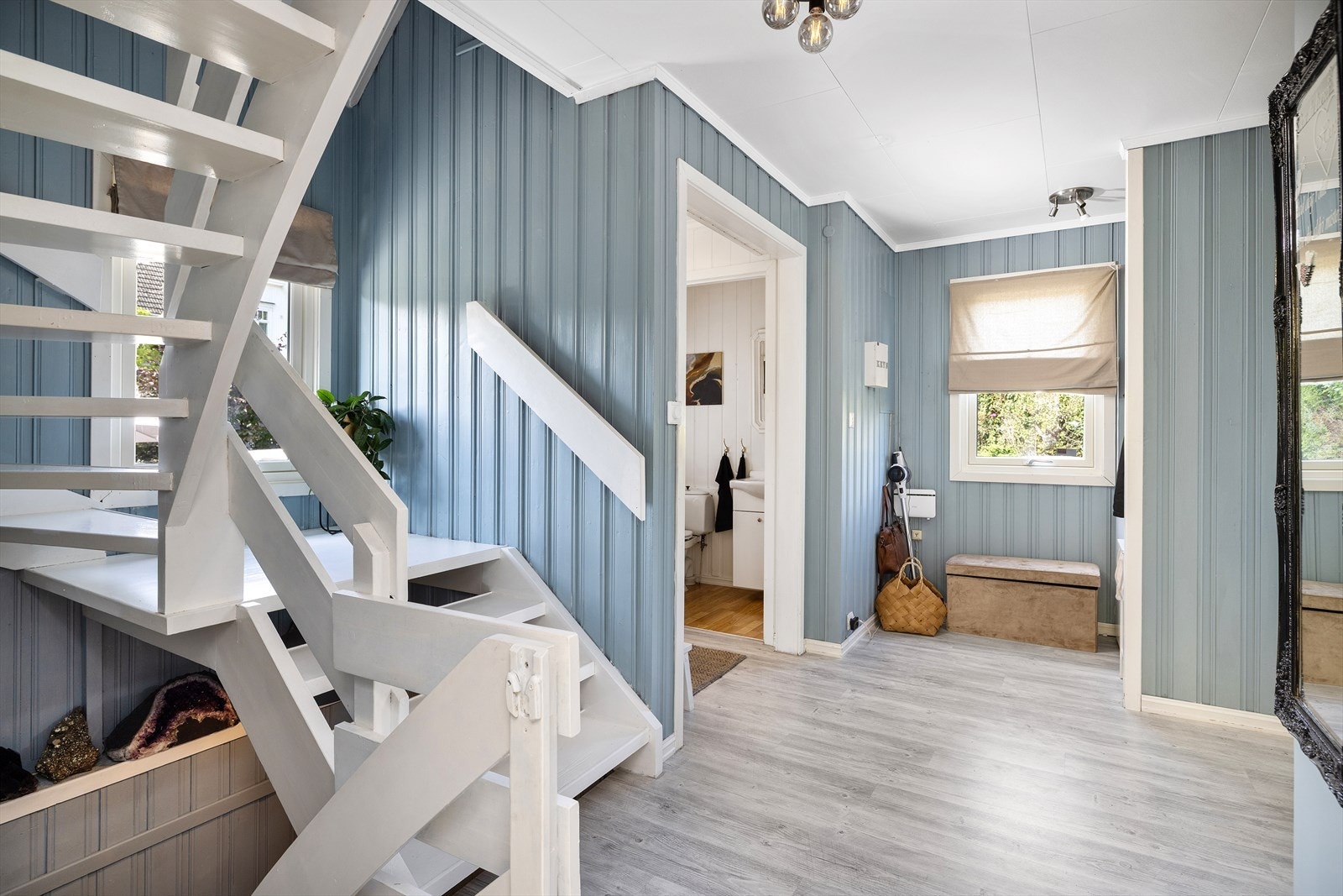 Et koselig rom malt i en frisk blåfarge. Galleribilde