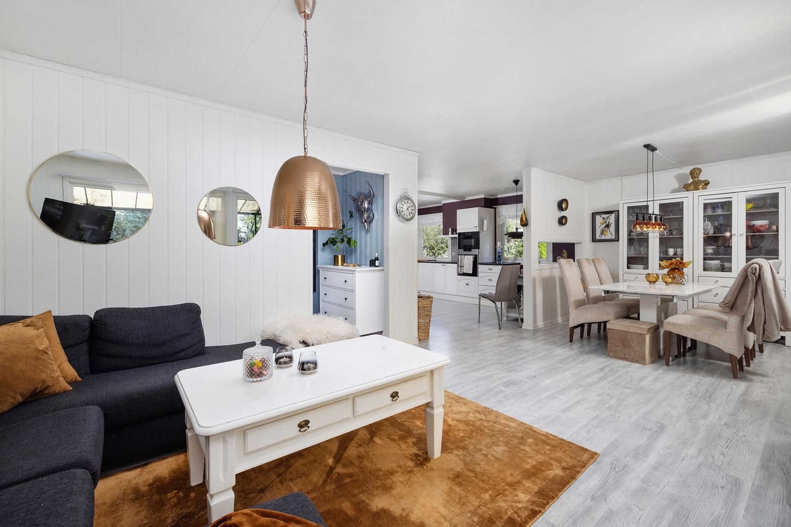 Stuen er lysmalt og oppleves som luftig og åpen. Galleribilde