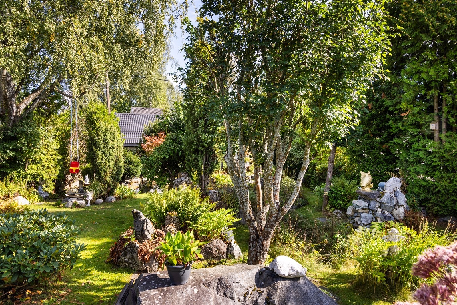 Hagen byr på både små oppdagelser for barn, og fine muligheter for den som liker å stelle med planter. Galleribilde