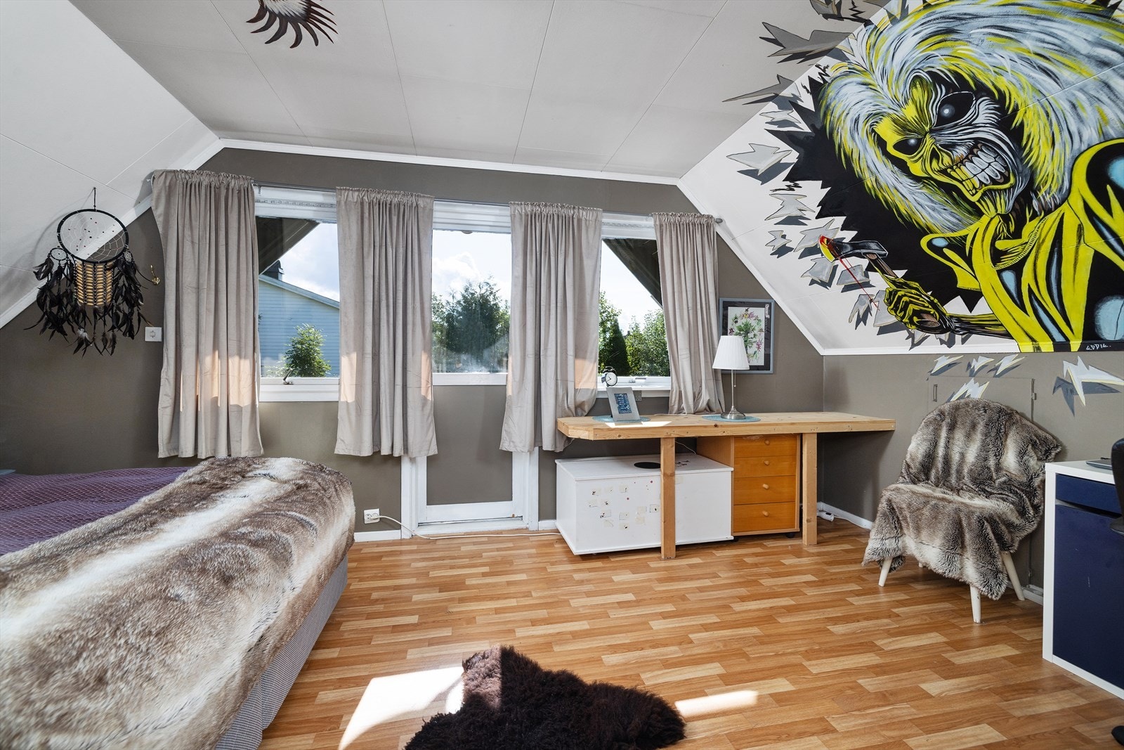 Hovedsoverommet er av god størrelse med plass til ønsket møblering og har utgang til egen balkong. Galleribilde