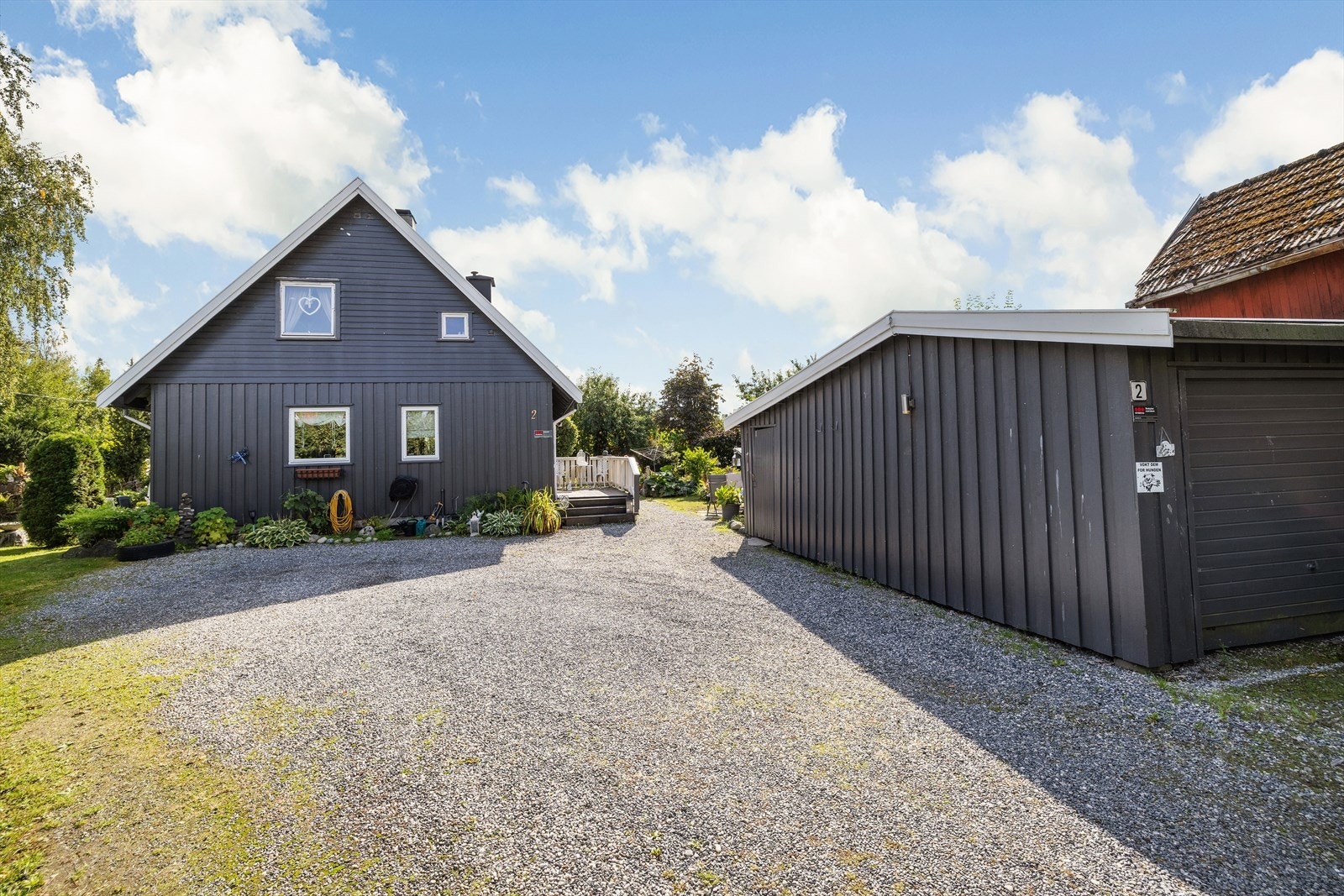 Eiendommen har gode parkeringsmuligheter i både garasje og gårdsplass. Galleribilde