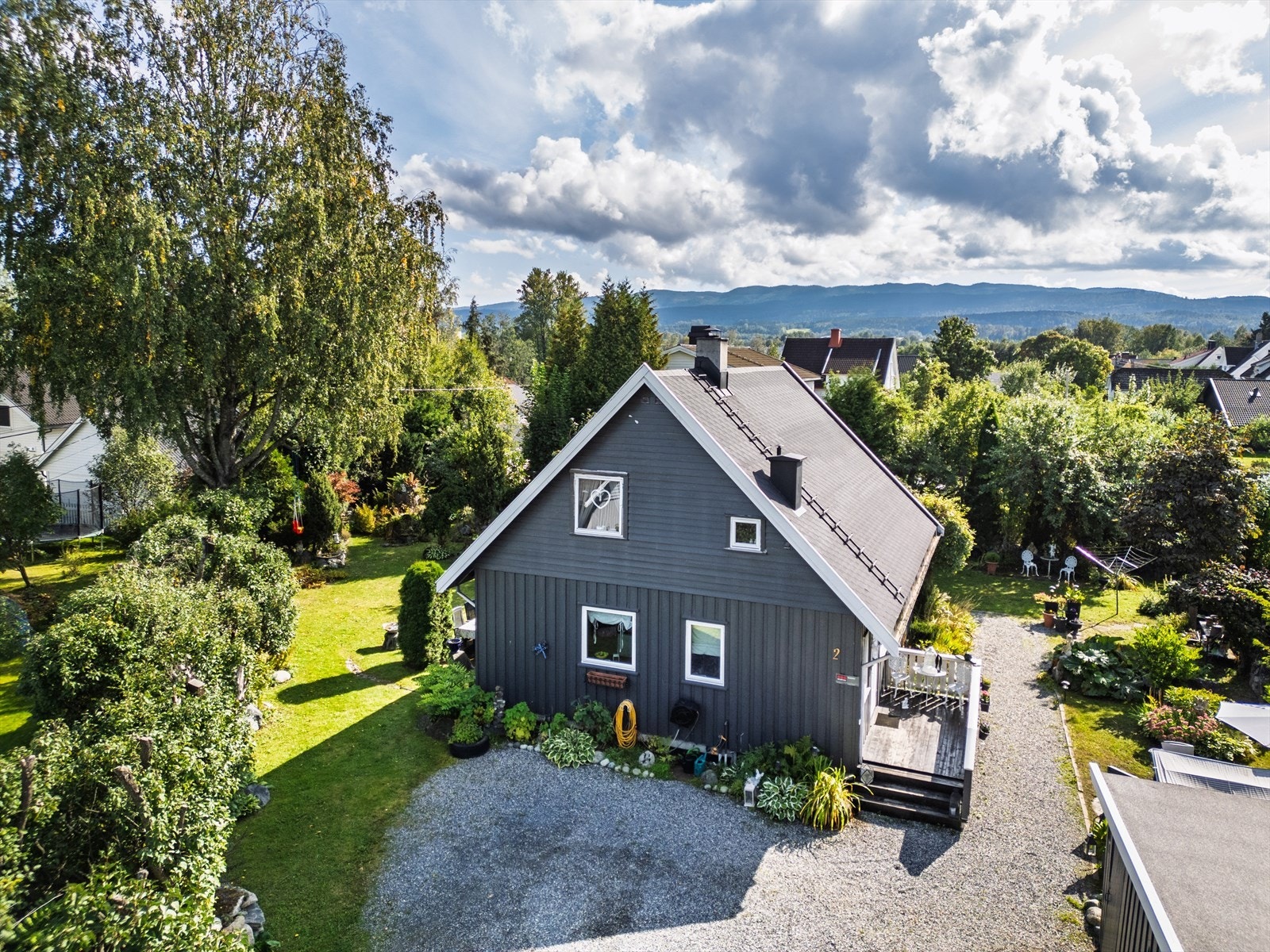 Koselig enebolig med pent opparbeidet hage og sentralt i Hokksund. Galleribilde