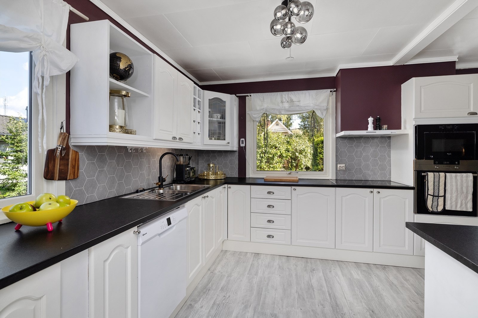 Kjøkkenet er innredet med skapfronter i profilert utførelse og benkeplate av laminat. Galleribilde