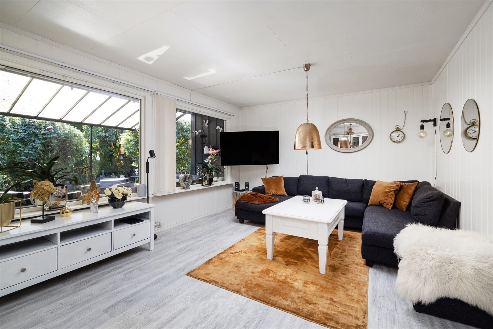 Store vindusflater slipper inn godt med naturlig dagslys. Galleribilde