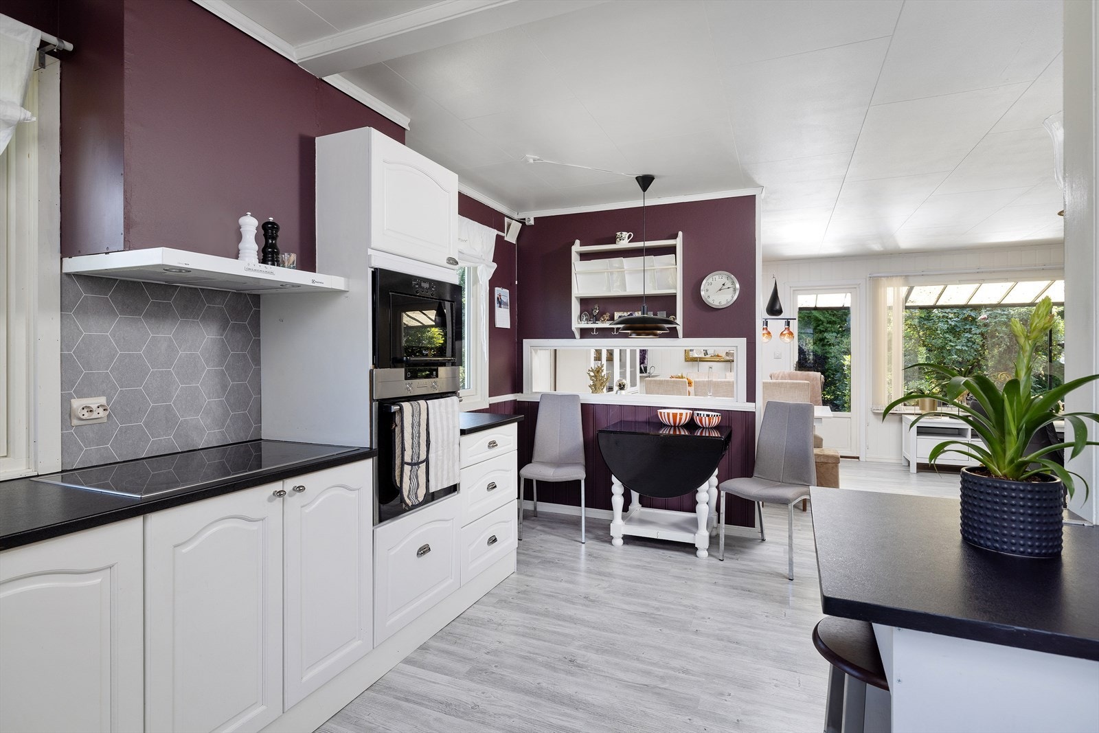 Innredningen er klassisk og er utstyrt med integrert oppvaskmaskin, platetopp, mikrobølgeovn og stekeovn. Galleribilde