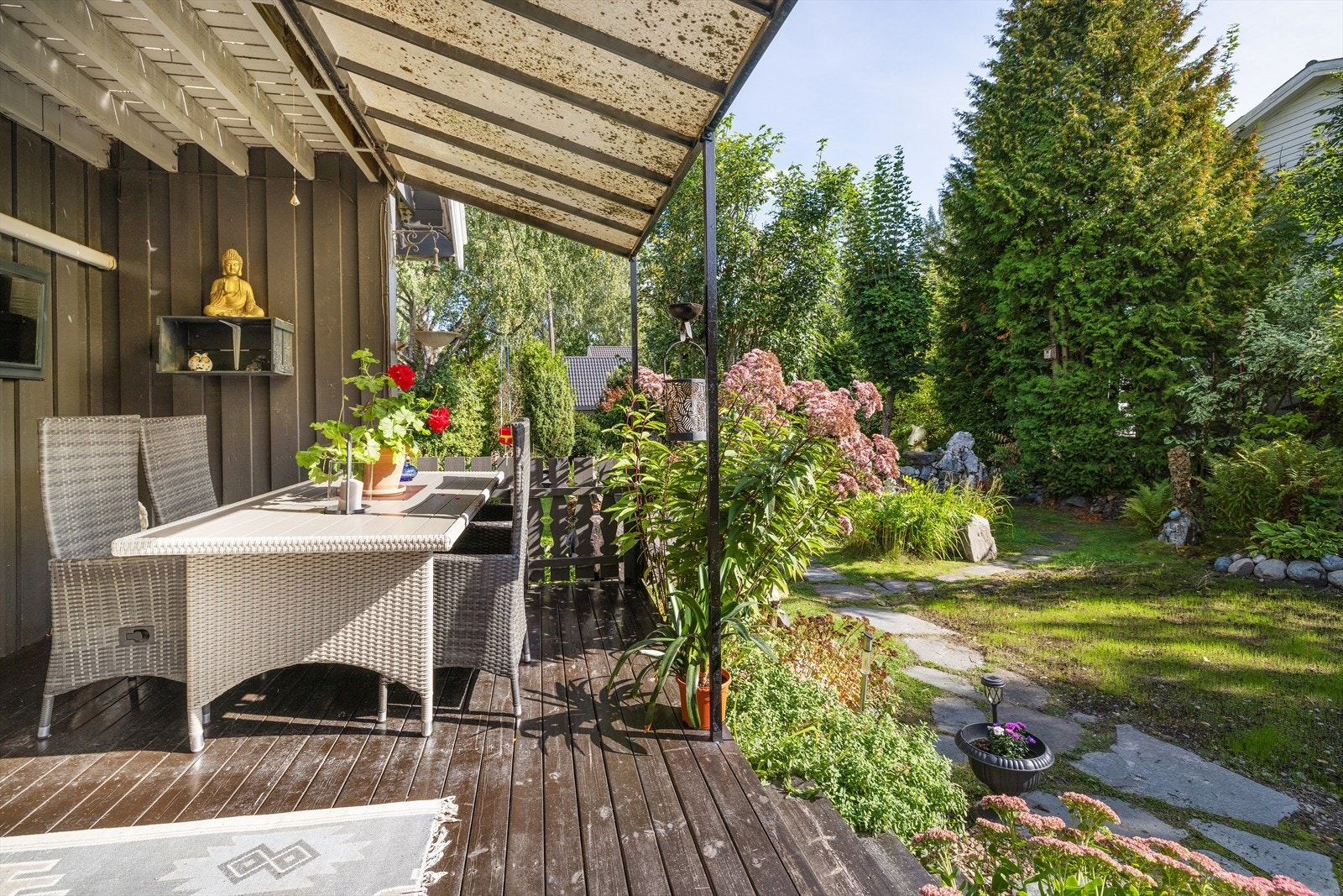 Fra terrassen er det direkte tilgang til den pent opparbeidede hagen. Galleribilde