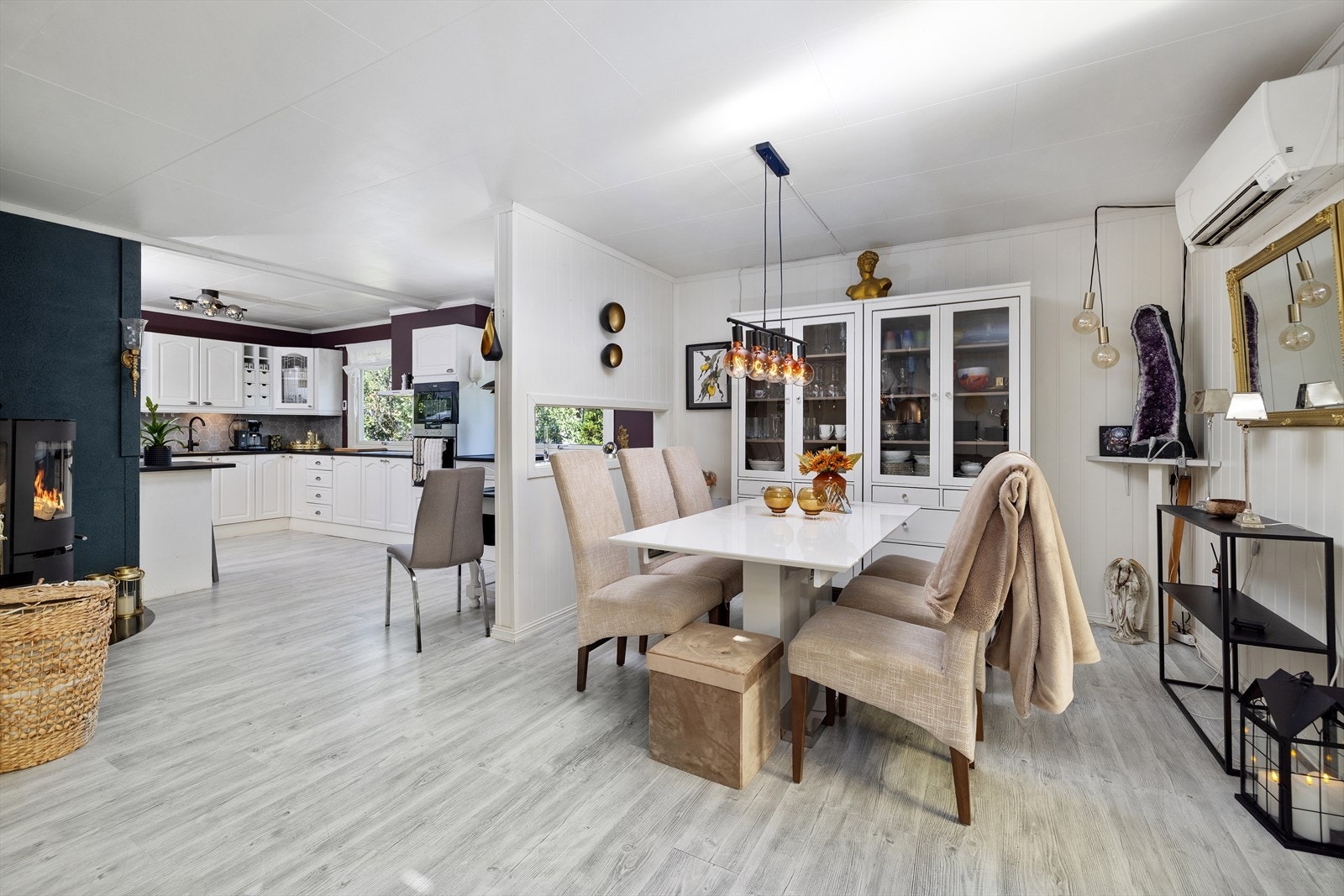 Rommet byr på mulighet for møblering av både sofa- og spisegruppe. Galleribilde