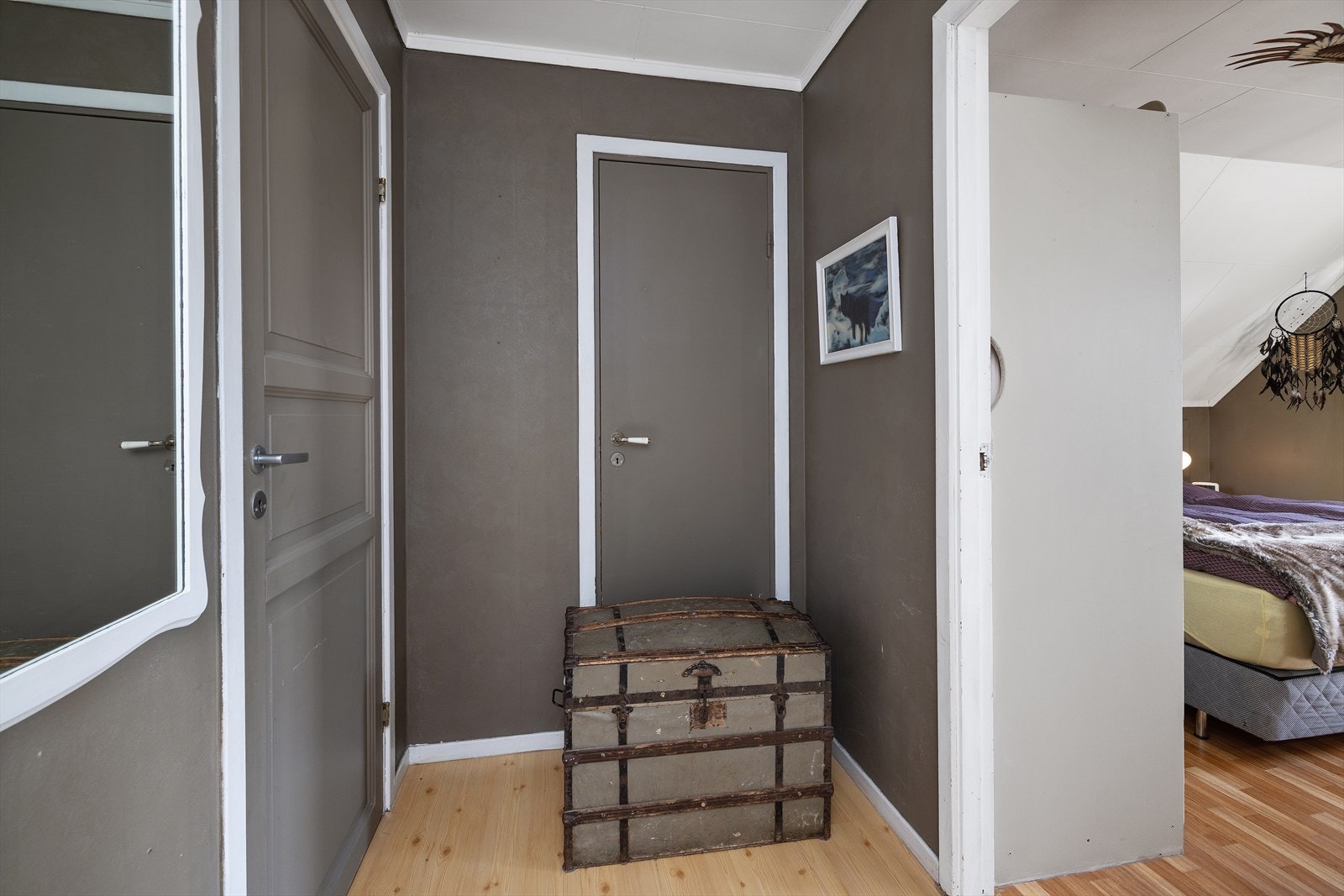 Denne etasjen byr på to gode soverom, bad og oppbevaringsmuligheter. Galleribilde