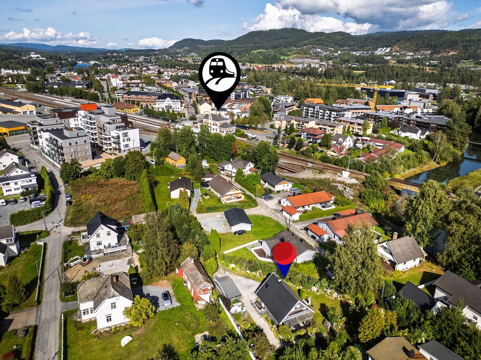 Her bor du med gangavstand til dagligvarebutikker, vinmonopol, apotek, caféer og tog- og busstasjon med hyppige avganger. Galleribilde