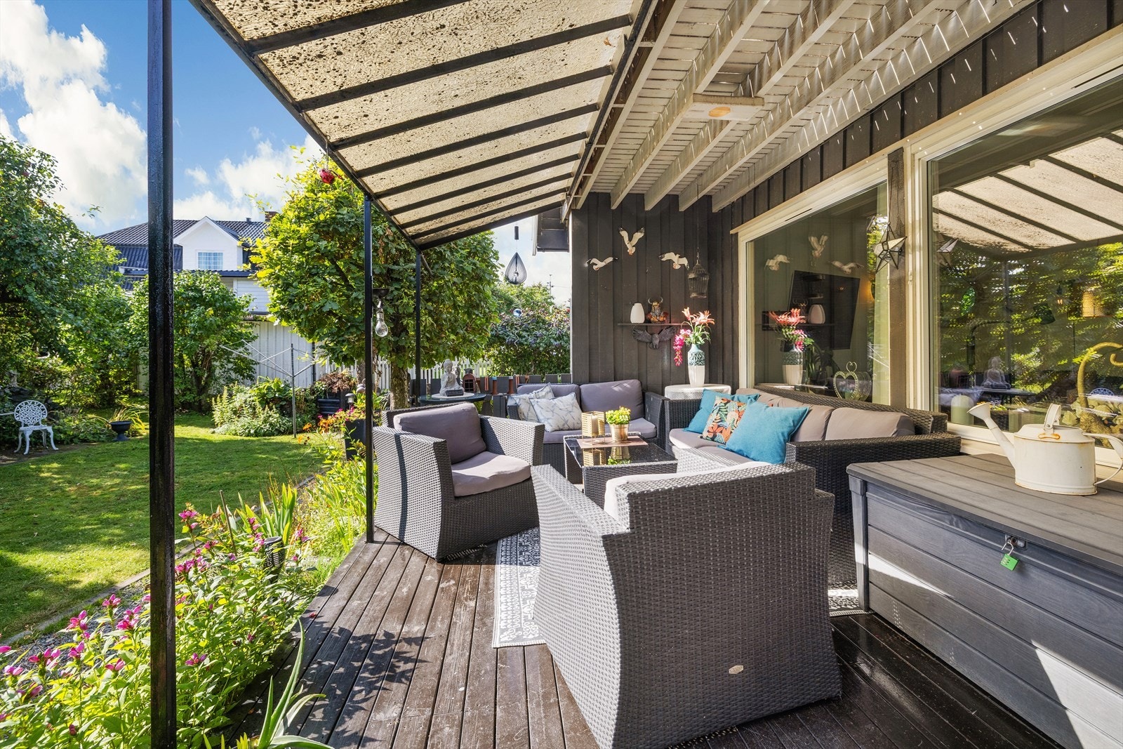 Med utgang fra stue har boligen også en overbygget terrasse med plass til en hyggelig sitteplass. Galleribilde