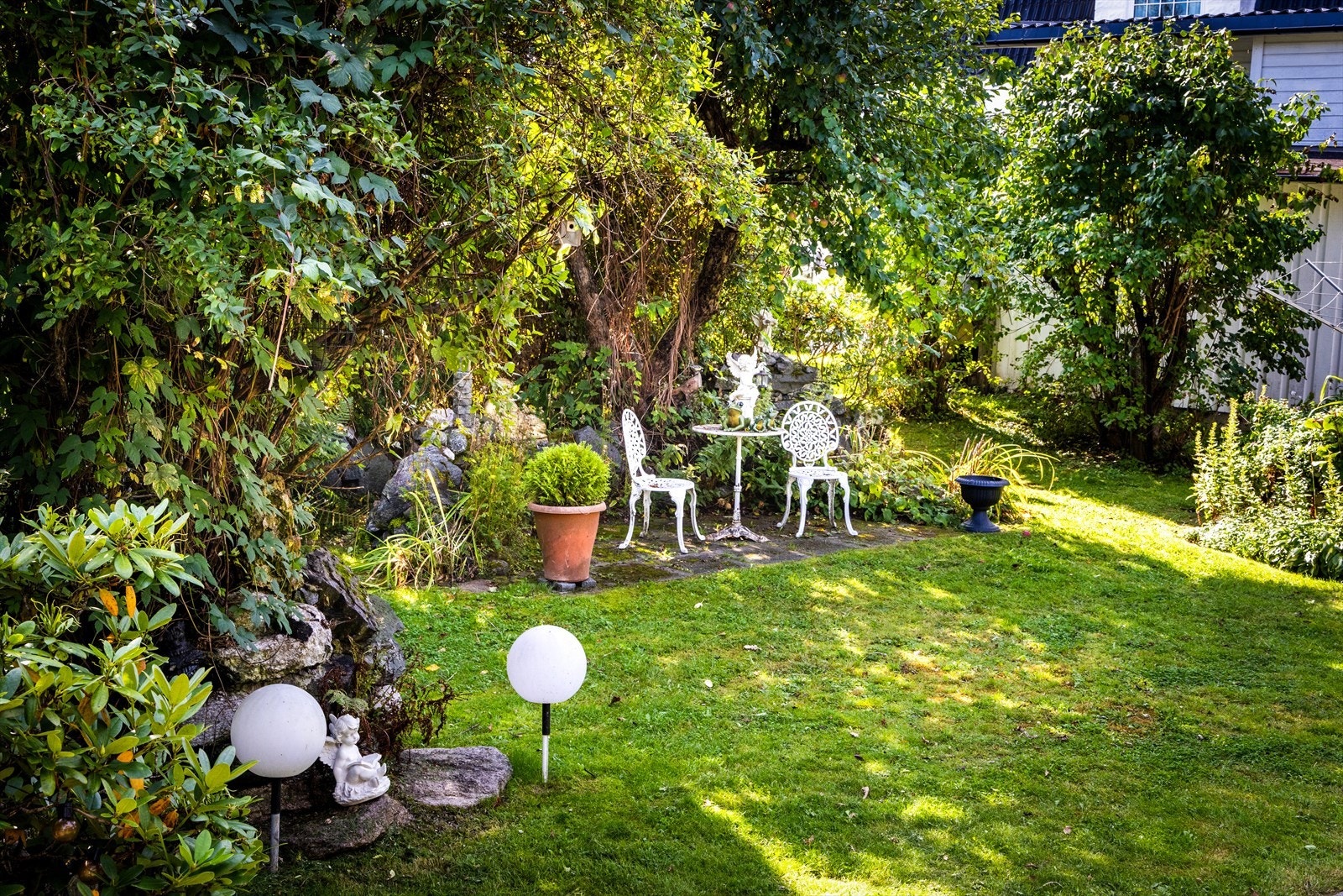 Det er god mulighet for å etablere små, skjermede soner med sitteplasser rundt på tomten. Galleribilde