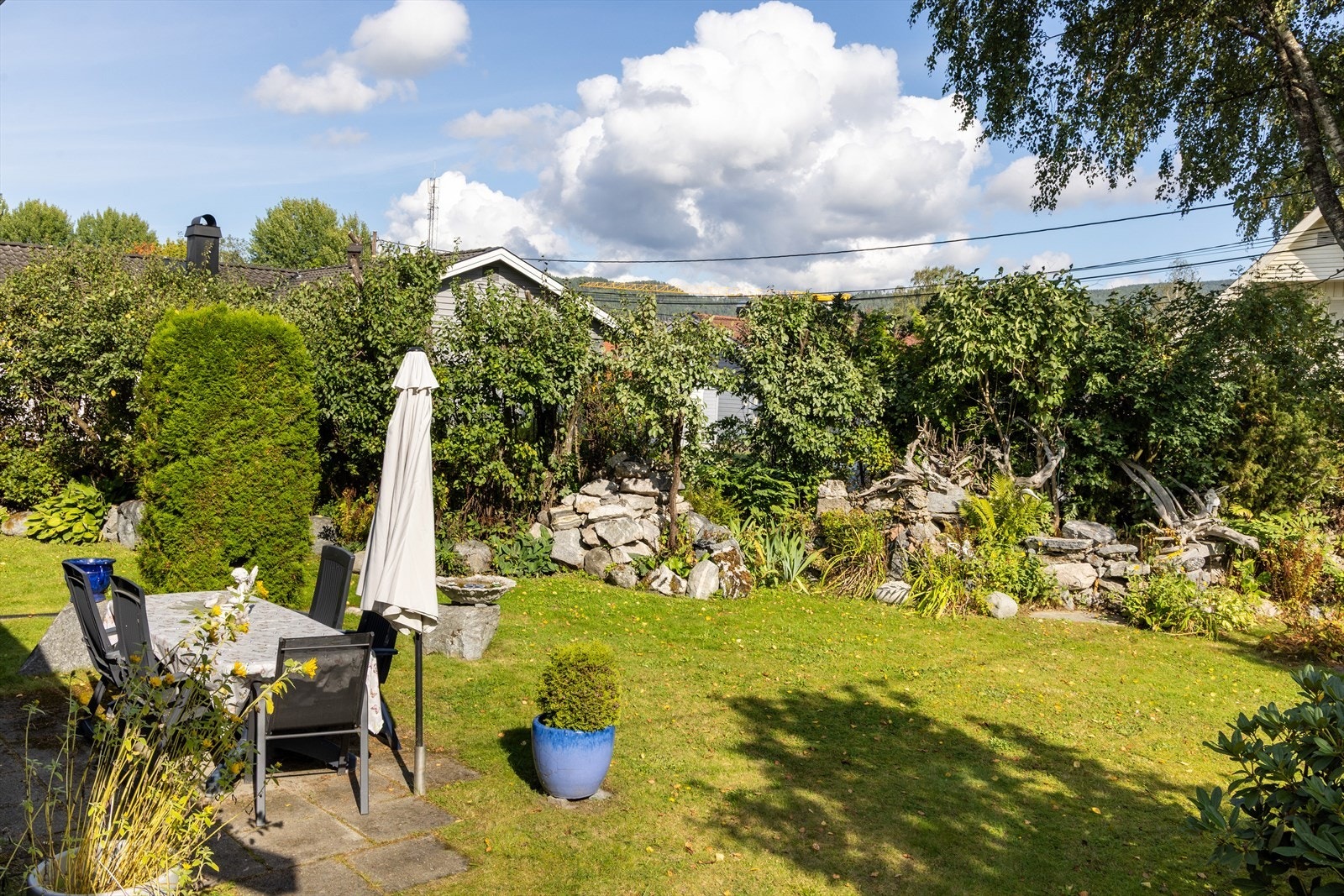 Uteplassen er godt skjermet med tett hekk som gir både ro og privatliv. Galleribilde