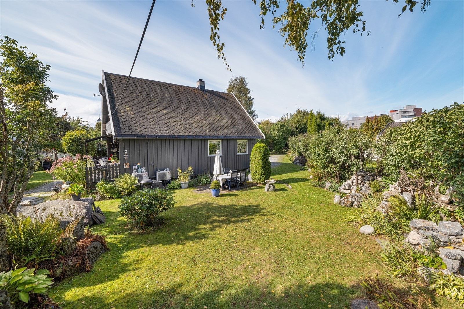 Tomten er parkmessig opparbeidet med ulike beplantninger og gangstier. Galleribilde