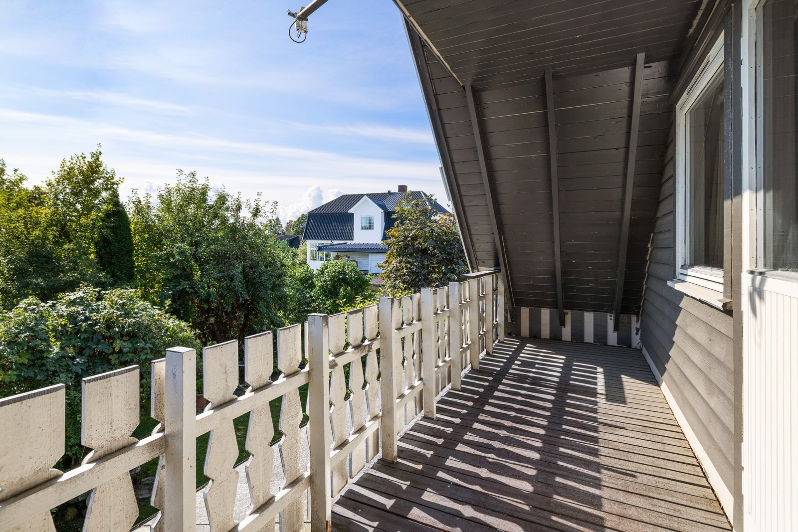 En skjermet og overbygget uteplass - perfekt for morgenkaffen! Galleribilde