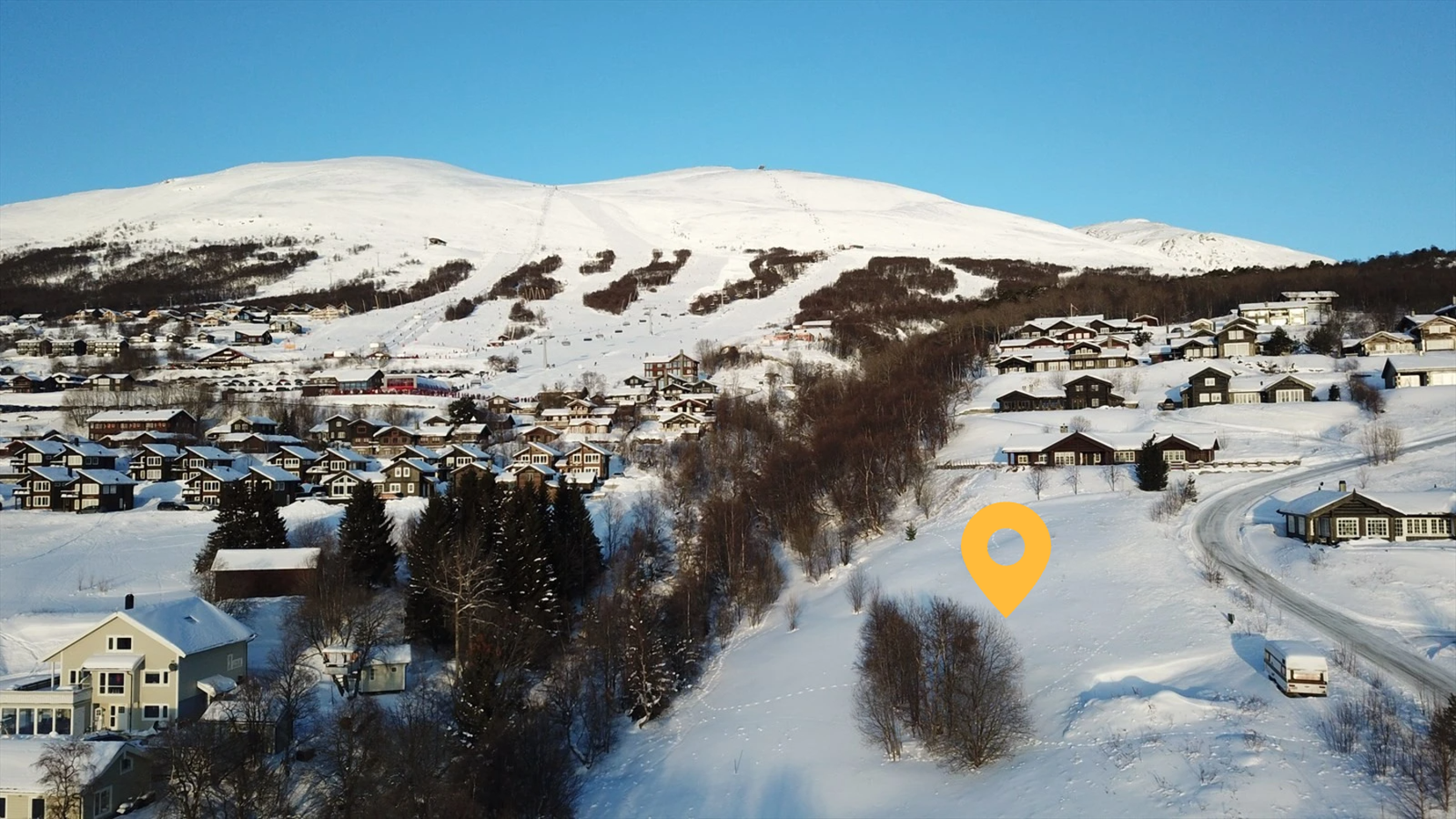 Tomt markert. Dronefoto over tomteområdet og alpinanlegget i Vangslia Galleribilde