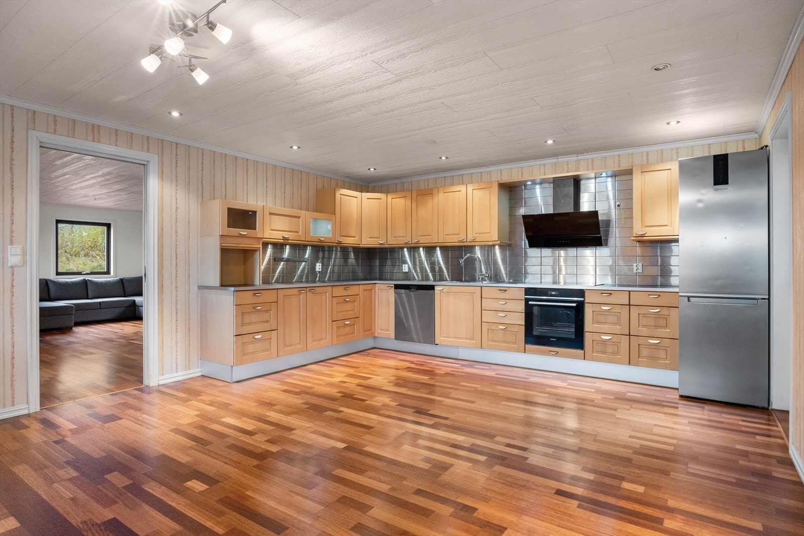 Stort og pent kjøkken med god skap- og benkeplass. Galleribilde