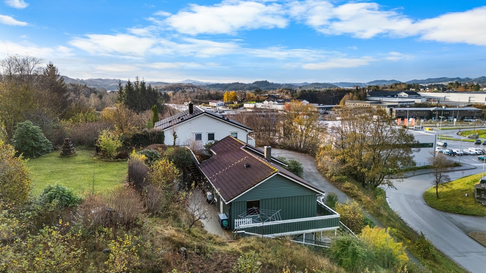Eiendommen ligger fritt og høyt i terrenget med lite innsyn - Helgelandsfjellet like bak. Galleribilde
