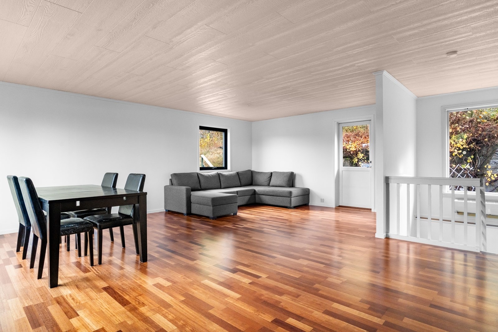 Svært romslig stue med mange møbleringsmuligheter. Galleribilde