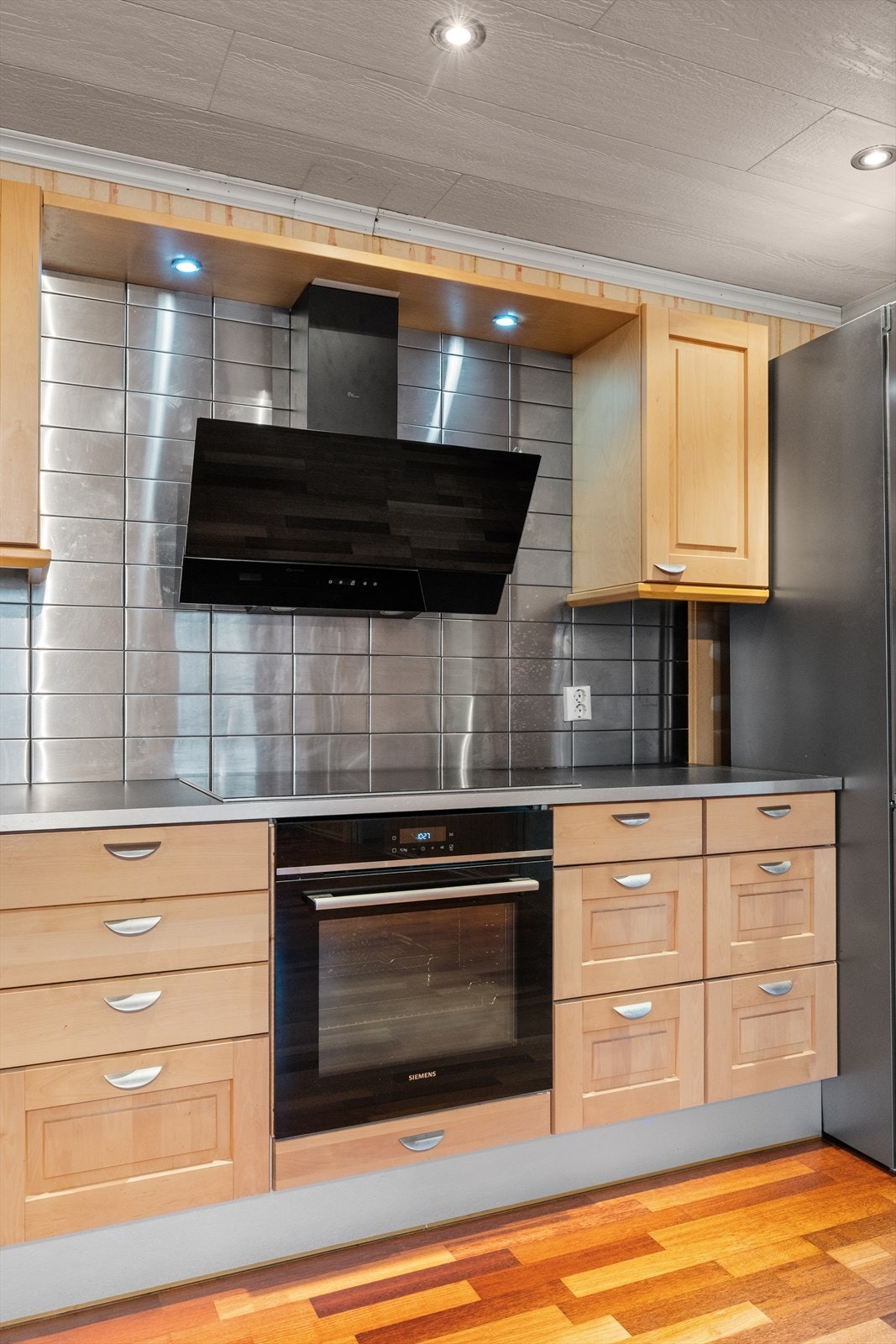 Inneholder Stekeovn, steketopp, vifte, vask, oppvaskmaskin og kjøleskap. Galleribilde