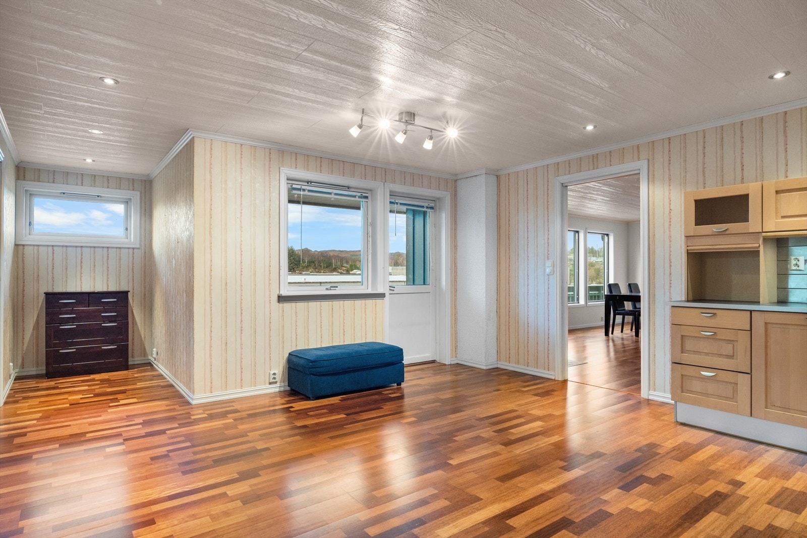 Plass til spisebord og utgang til altan mot vest. Galleribilde