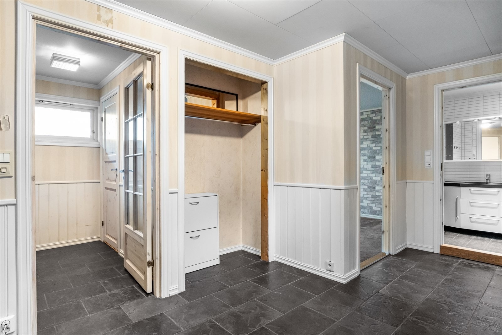 Her har en god plass til å henge fra seg yttertøy og plassere sine sko. Galleribilde