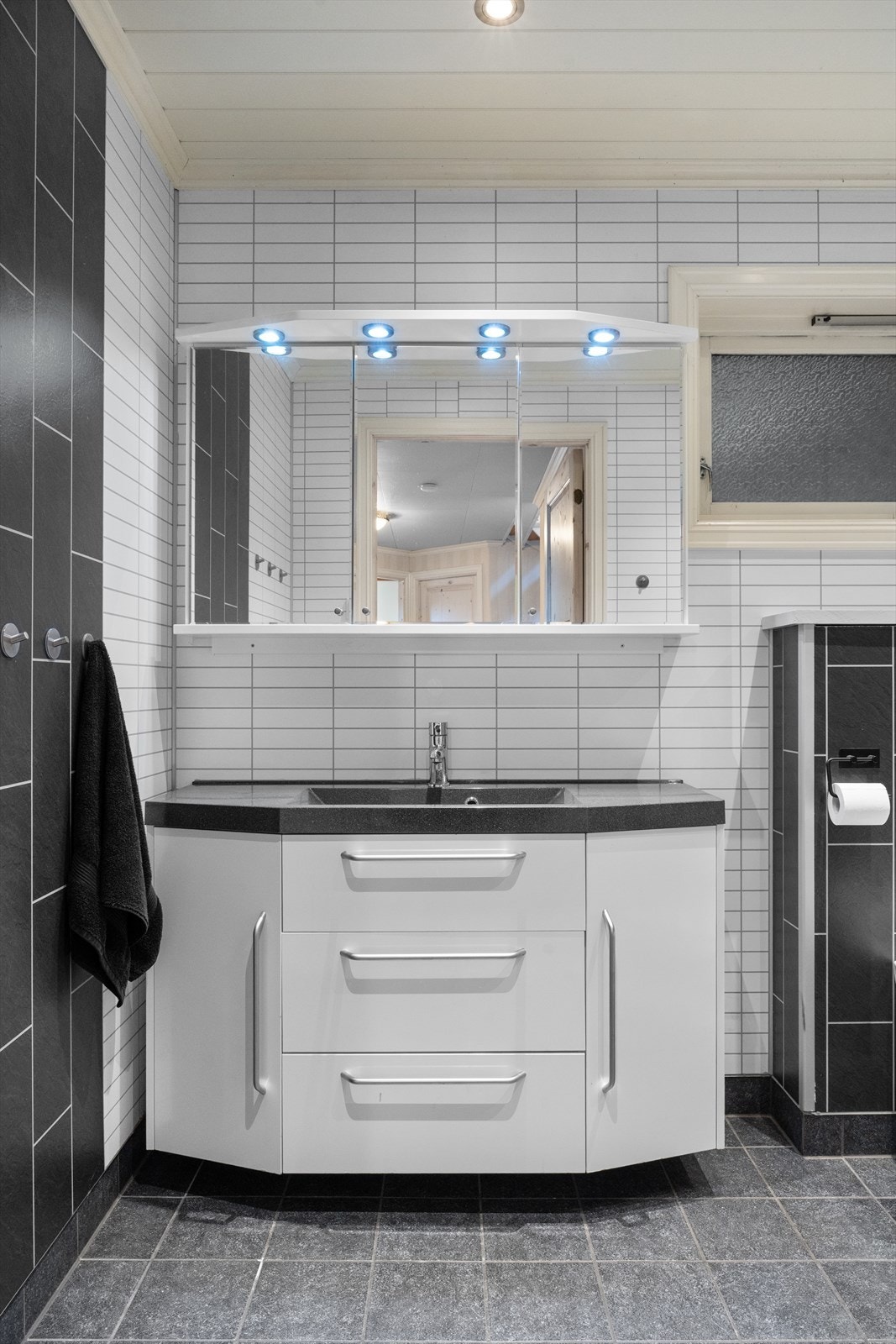 God plass til toalettsaker, håndklær m.m. Galleribilde