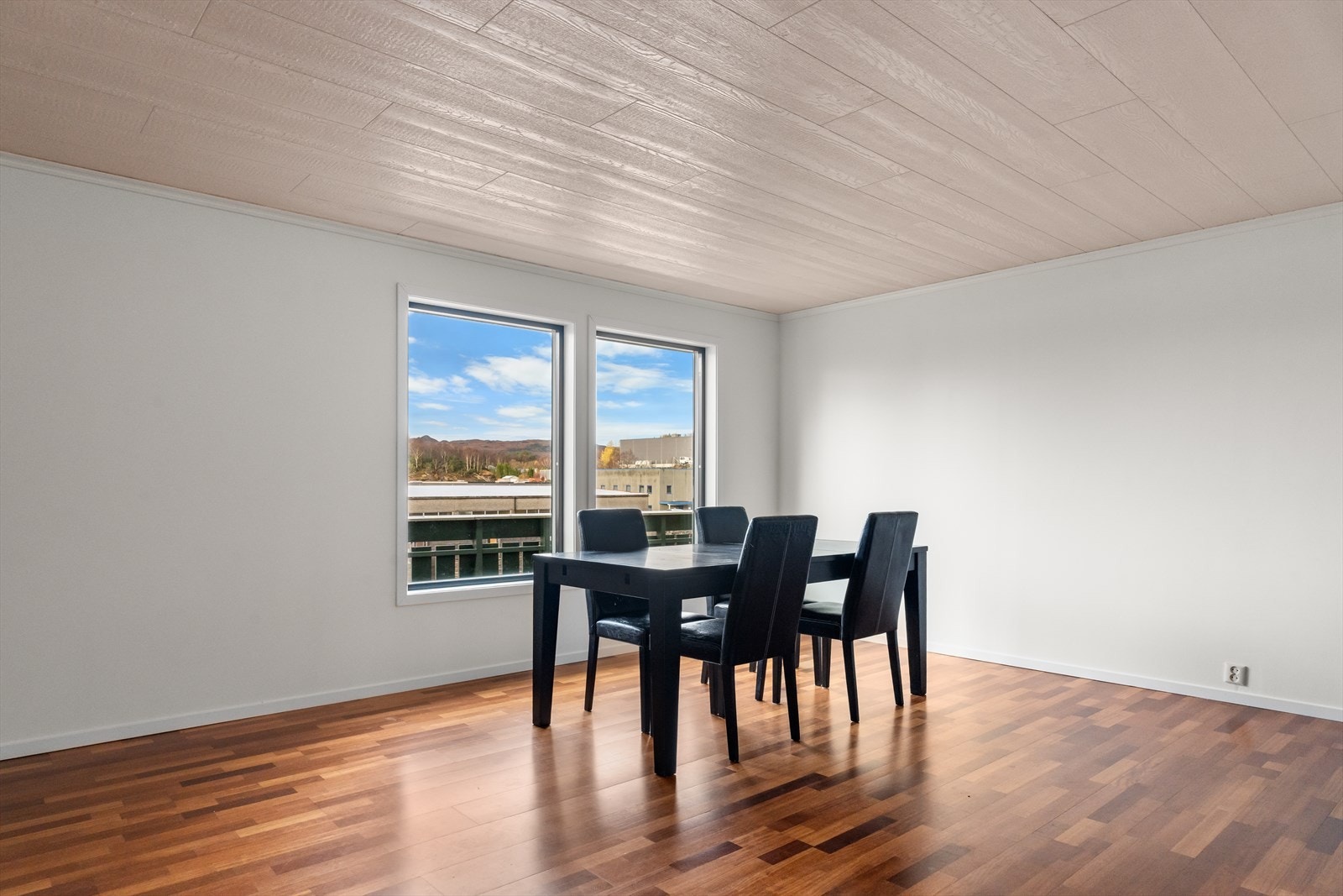 Rikelig med vindusflater som gir godt med naturlig lysinnslipp. Galleribilde