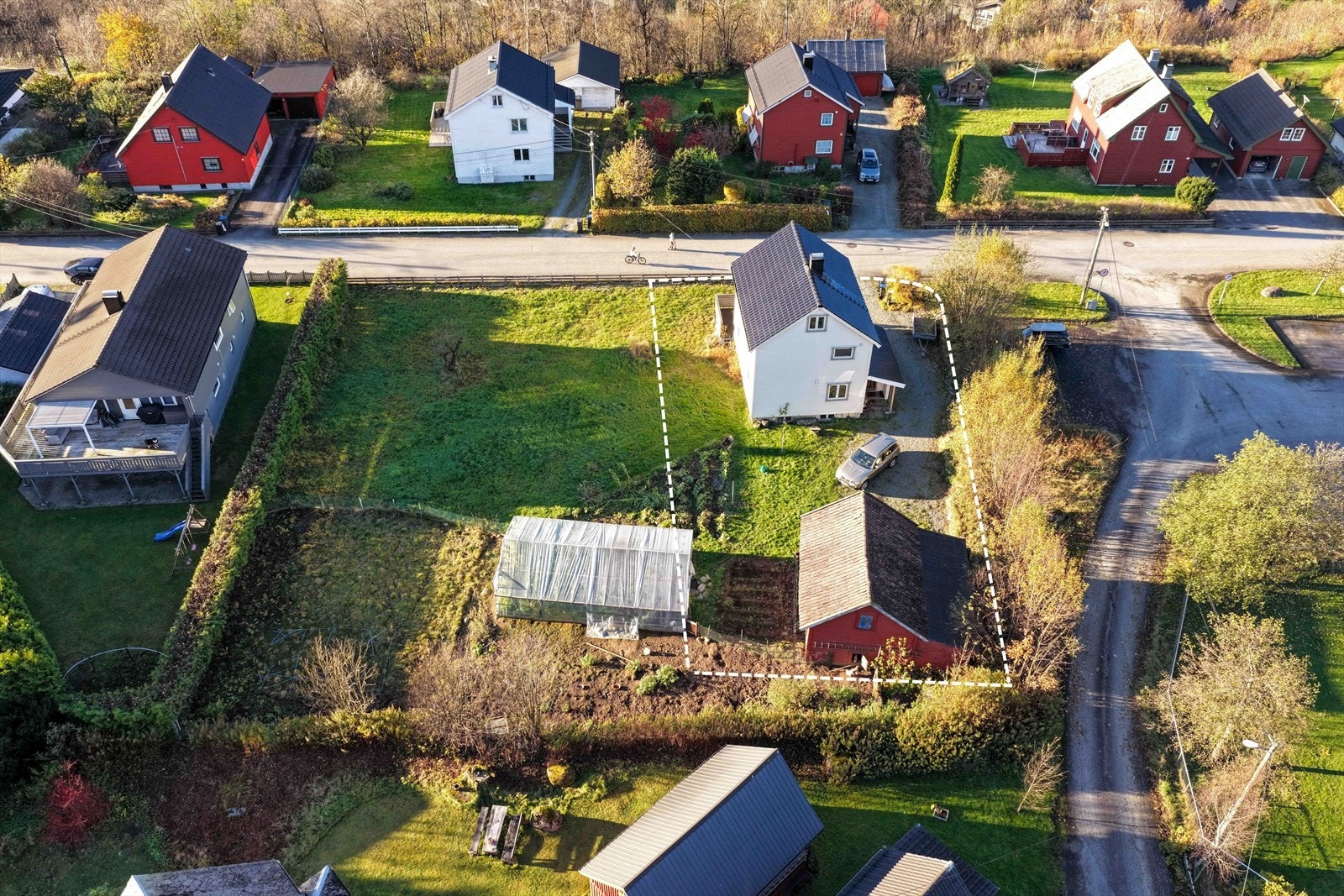 Stiplet linje eiendomsgrense (etter evt fradeling) Galleribilde