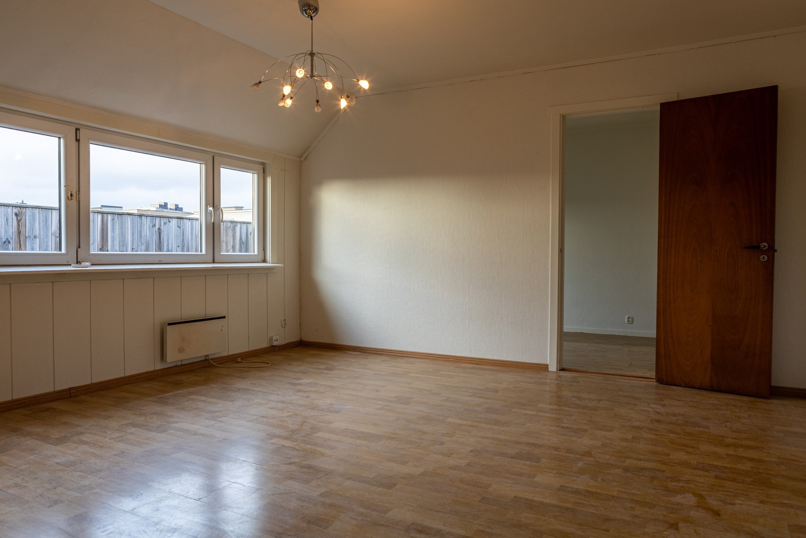 Leiligheten ligger i byggets øverste etasje med heisadkomst. Galleribilde