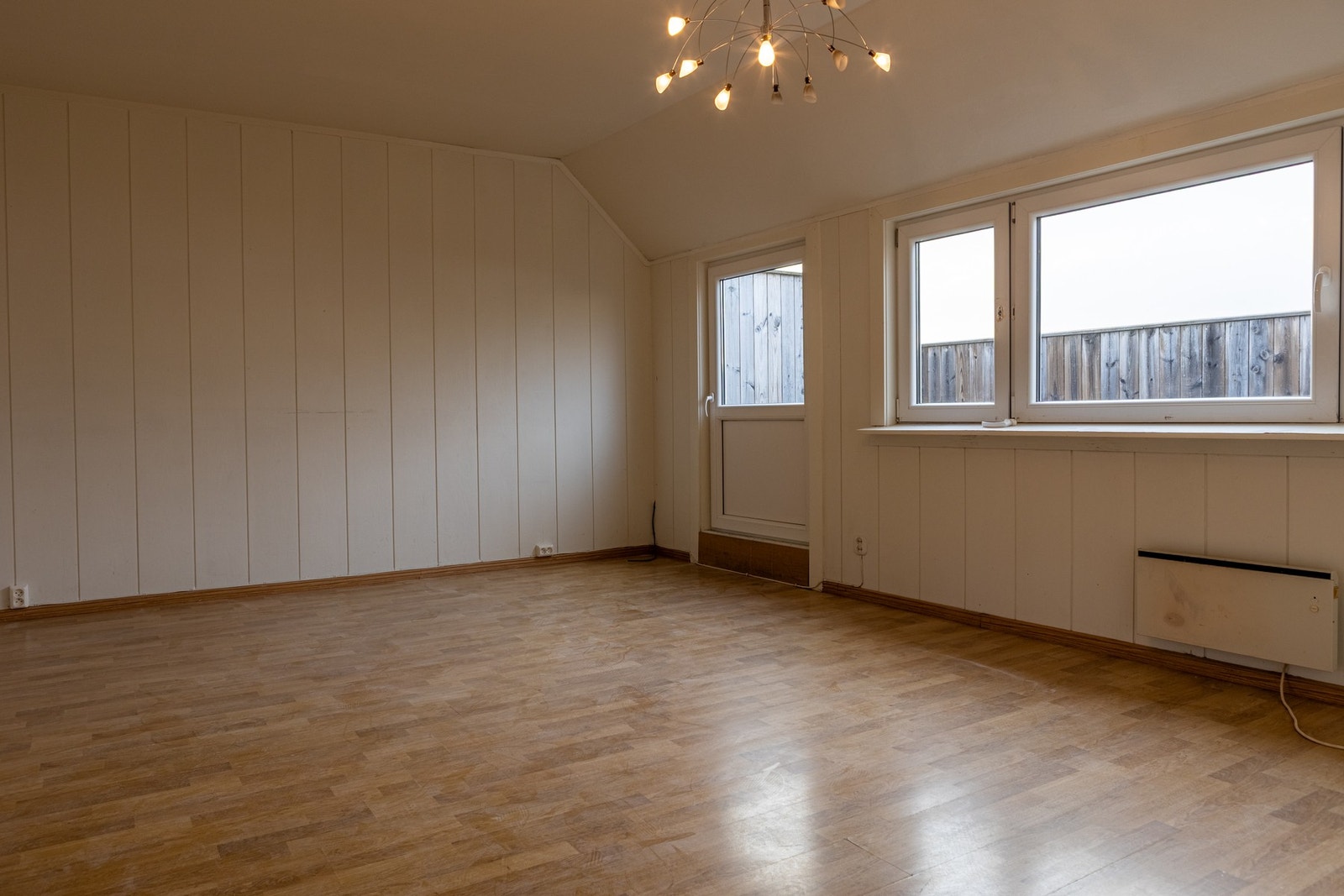 Stue med utgang til vestvendt balkong. Galleribilde