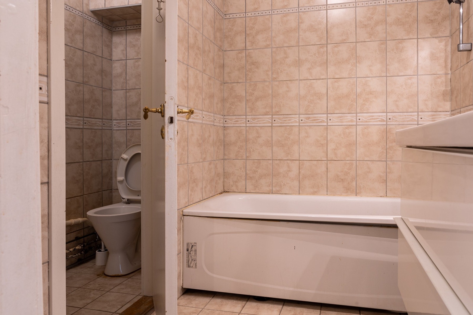 Badet er utstyrt med både badekar og dusjløsning. Galleribilde