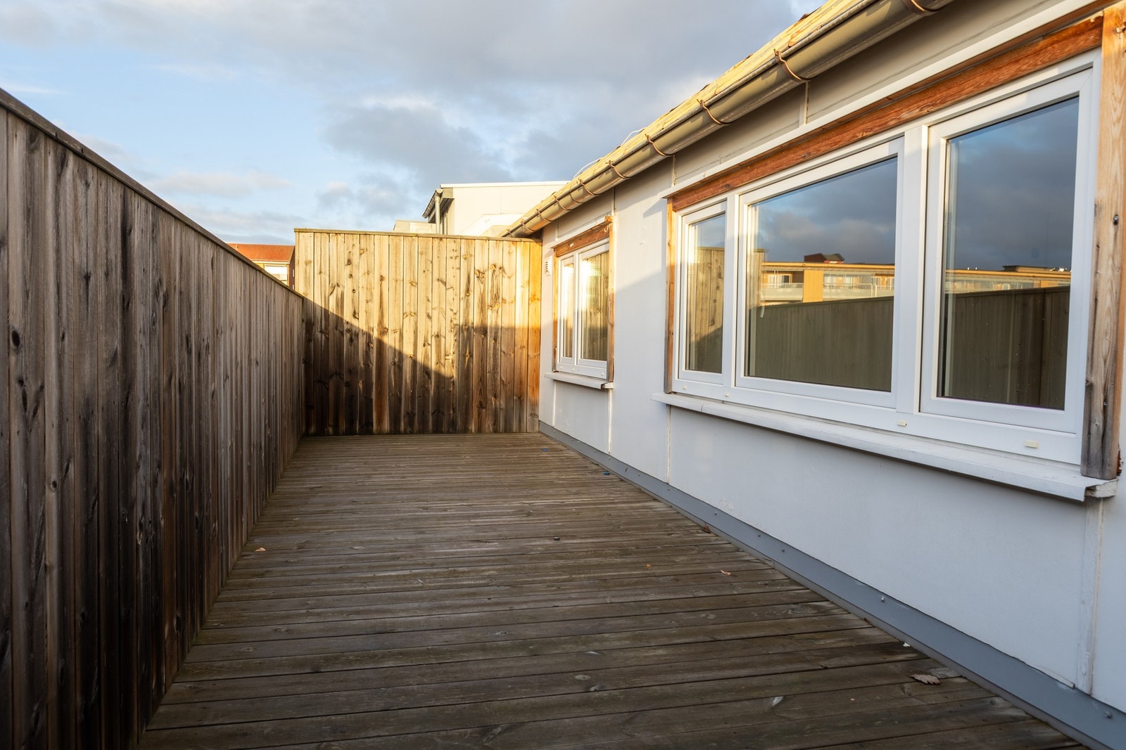 Vestvendt takterrasse på hele 16m². Fantastiske solforhold på ettermiddag- og kveld. Det er tillatt med gass og kullgrill. Galleribilde