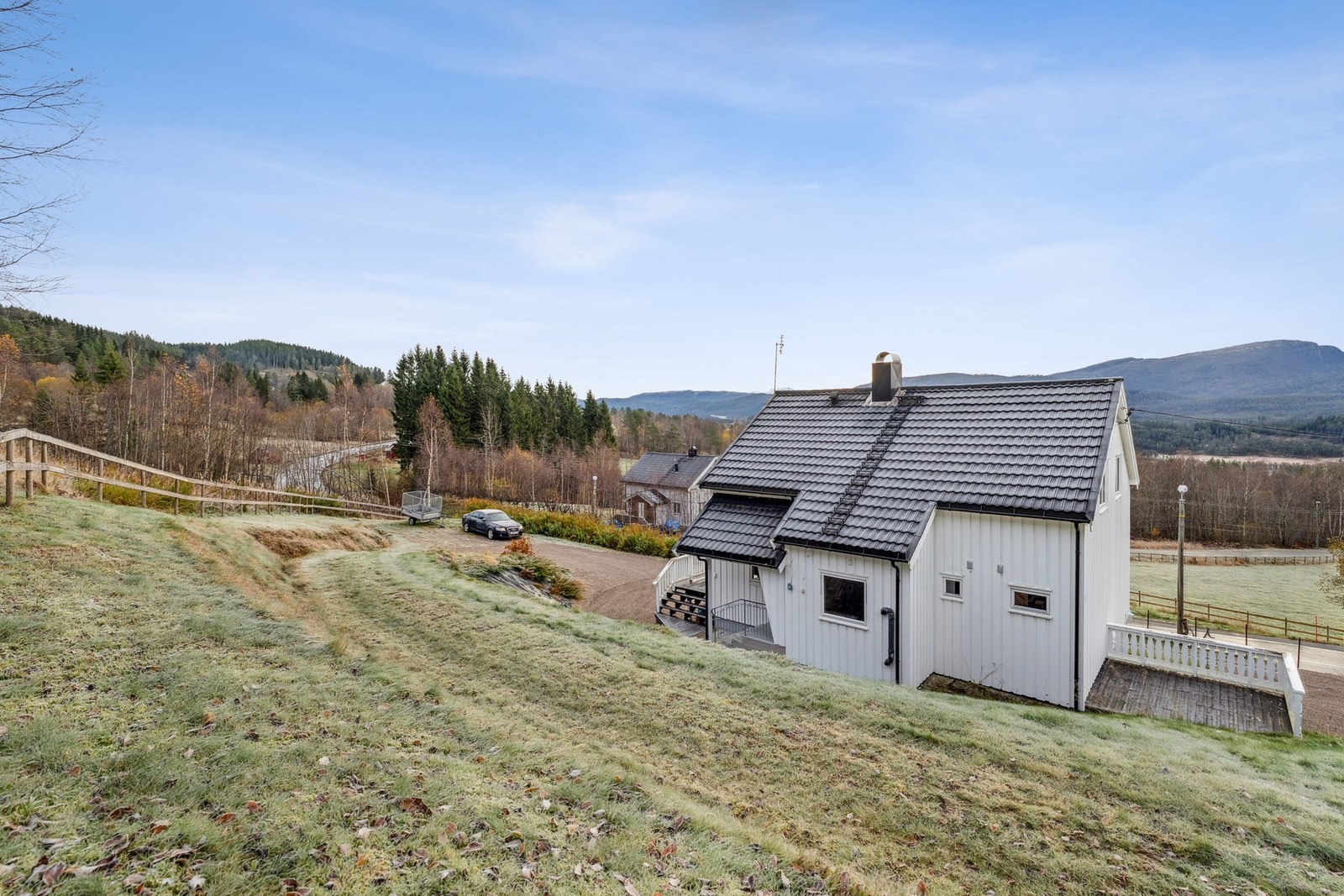 Boligen har en landlig beliggenhet. Galleribilde