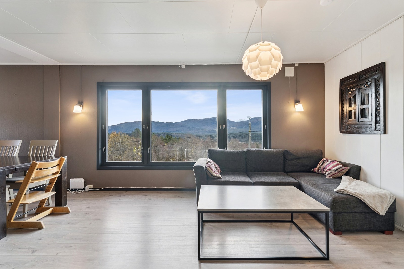 Boligen har en praktisk planløsning fordelt over tre plan, med toalett og oppholdsrom i alle etasjer. Galleribilde