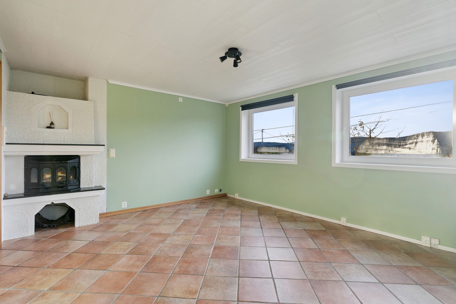 Romslig stue i kjelleretasjen med gulvvarme og vedfyring. Galleribilde