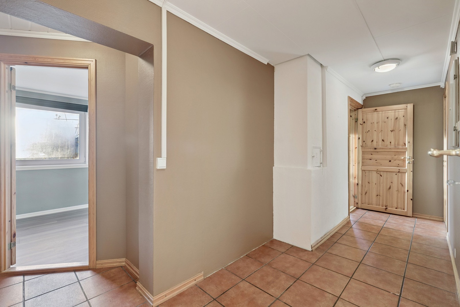 Gang i kjelleretasjen med gulvvarme. Galleribilde