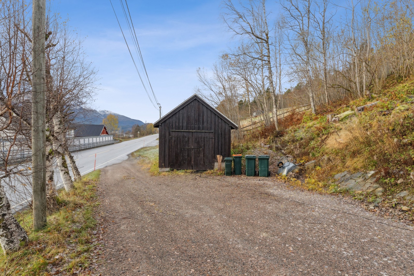 Garasje på nedsiden av eiendommen. Galleribilde