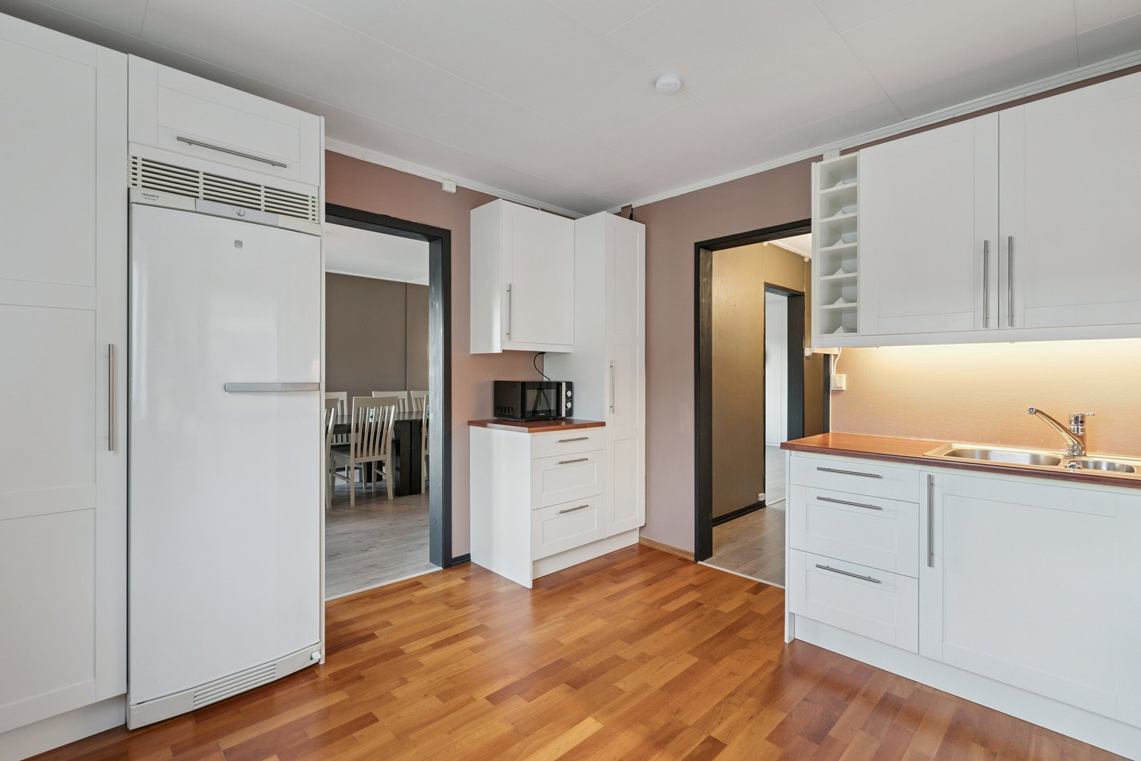 Romslig kjøkken med gode arbeidsflater og rikelig lagringsplass i over-, under- og høyskap. Galleribilde