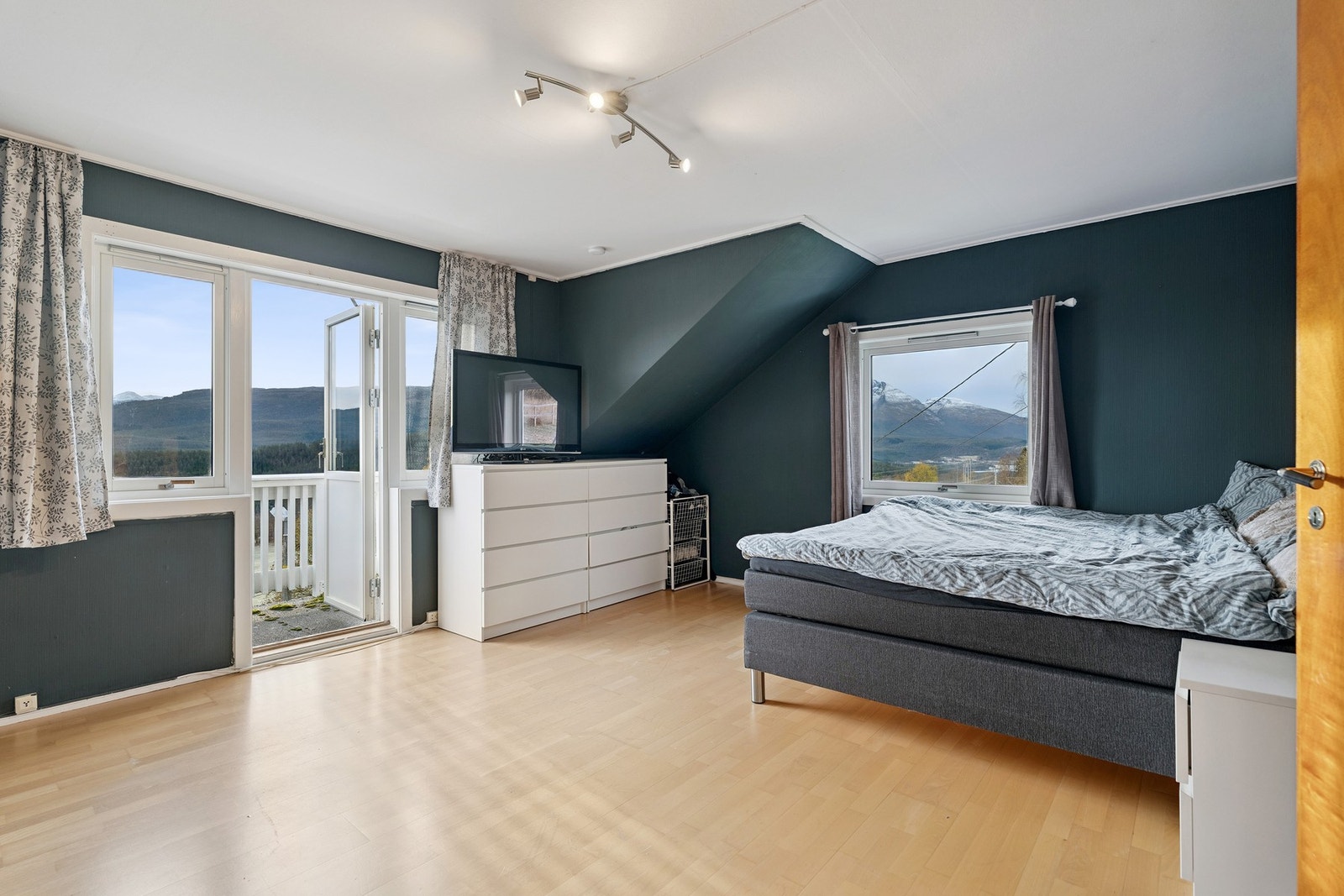 I overetasjen er det fire romslige soverom, hvor det største - med egen sørvendt balkong - er benyttet som loftsstue. Galleribilde