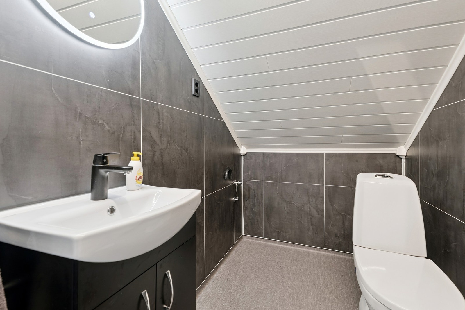 Praktisk og moderne toalettrom i overetasjen. Det har tidligere vært montert dusj i rommet. Galleribilde