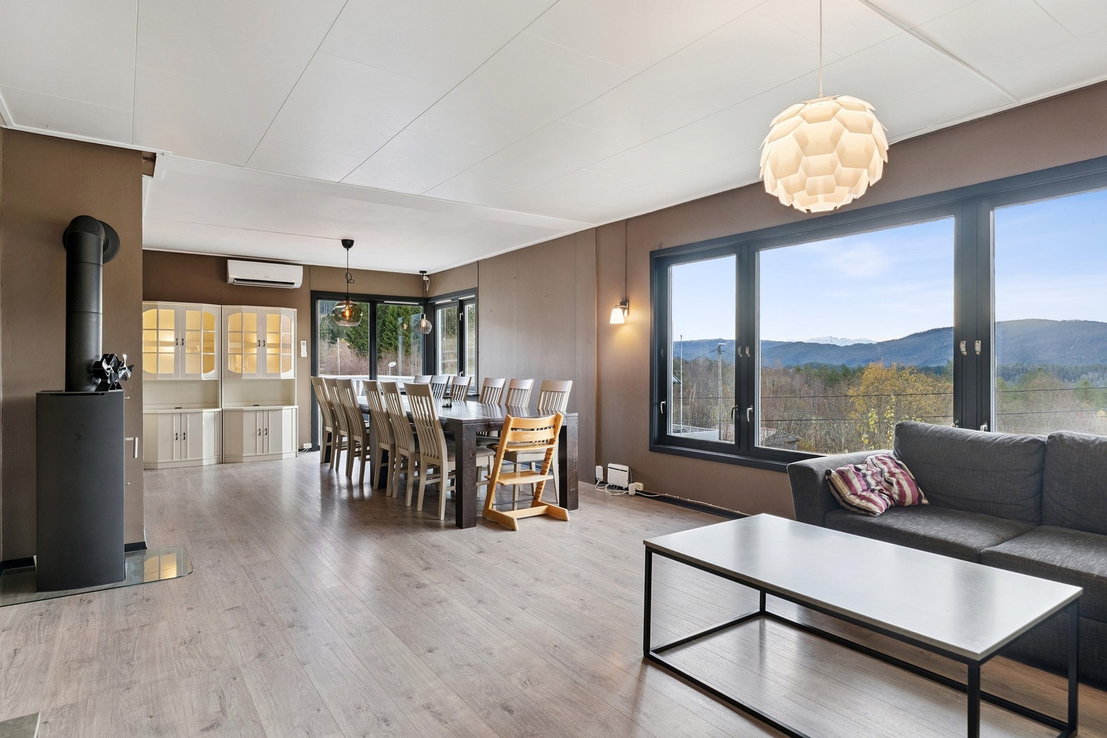 I stuen er det både vedovn og varmepumpe som kan benyttes til oppvarming. Galleribilde