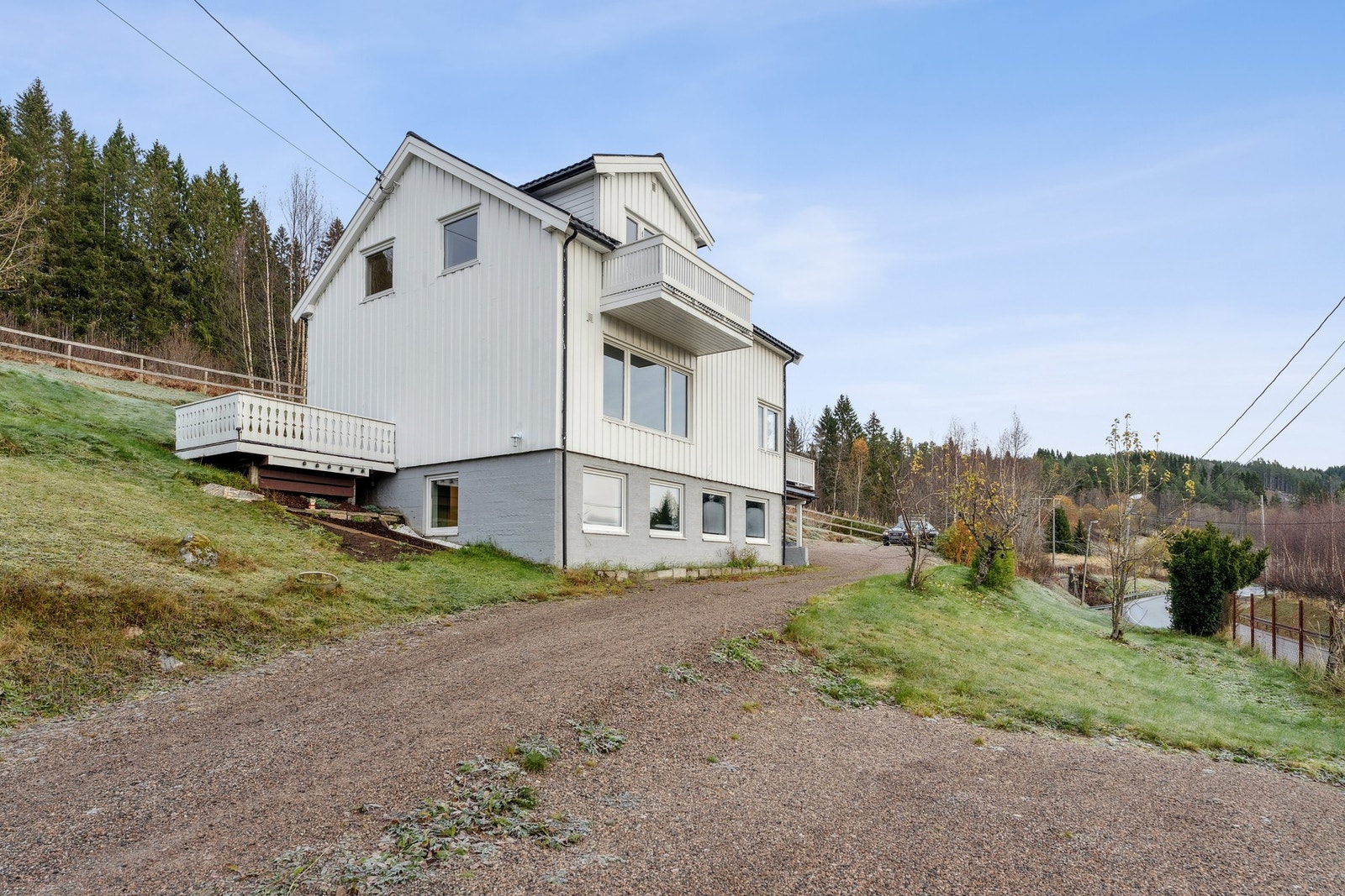 Eiendommen ligger fint til på oversiden av veien, med gode solforhold og fin utsikt over området. Galleribilde